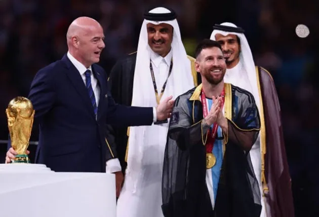 Cận cảnh vua Qatar choàng áo bào cho Messi - Bóng Đá