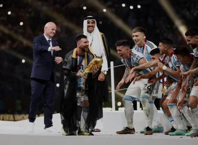 Cận cảnh vua Qatar choàng áo bào cho Messi - Bóng Đá