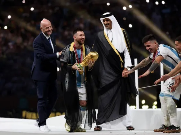 Cận cảnh vua Qatar choàng áo bào cho Messi - Bóng Đá