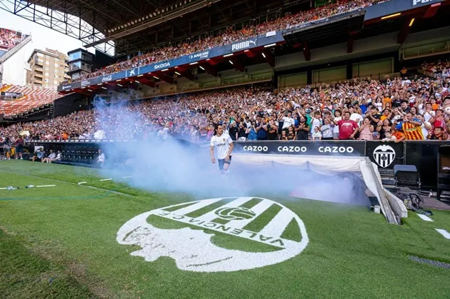 Cavani ra mắt Valencia hoành tráng - Bóng Đá