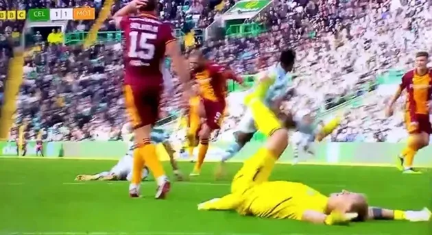 Joe Hart bị hạ đo ván nằm sân - Bóng Đá