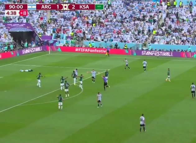 Hậu vệ Ả Rập ăn trọn đầu gối kinh hoàng, thủ môn ôm đầu gục xuống sân - Bóng Đá
