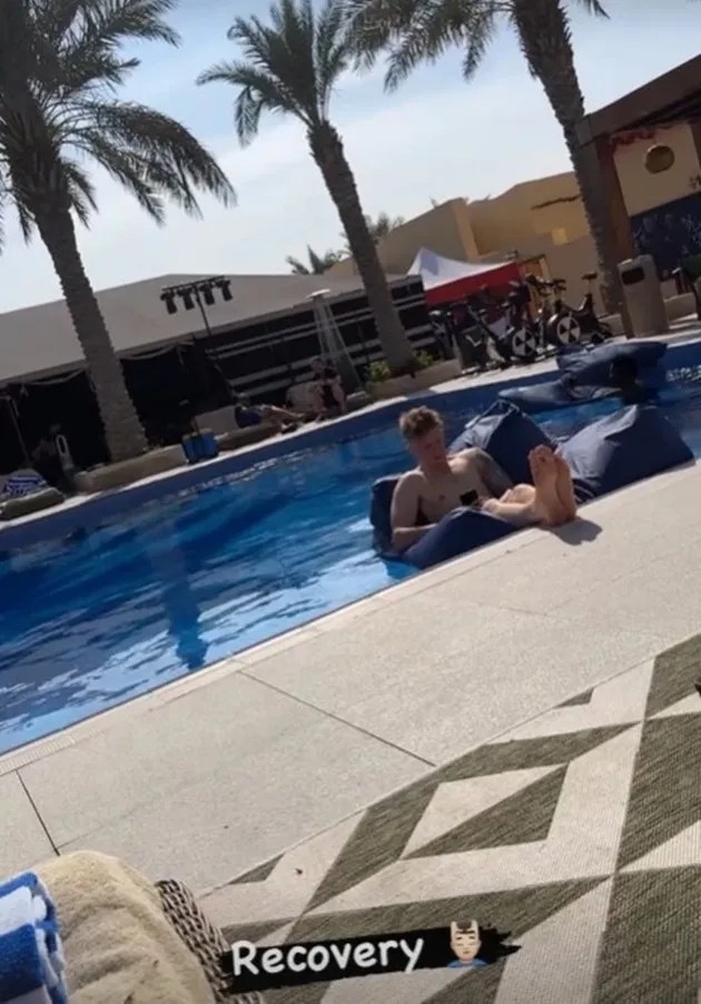 England stars relax by the pool during ‘recovery day’ ahead of World Cup last-16 - Bóng Đá