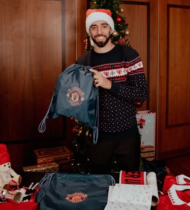 Marcus Rashford wraps presents and Bruno Fernandes fills Christmas gift bags for Man Utd fans in local hospitals - Bóng Đá