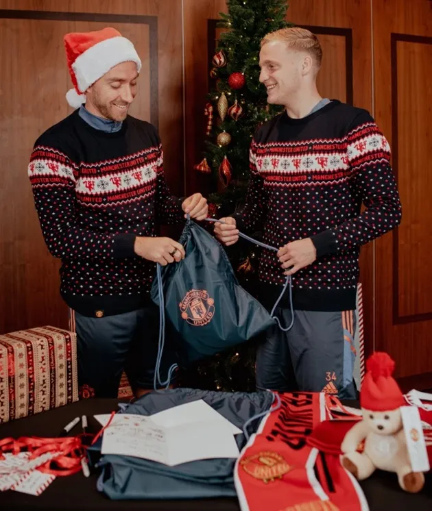 Marcus Rashford wraps presents and Bruno Fernandes fills Christmas gift bags for Man Utd fans in local hospitals - Bóng Đá