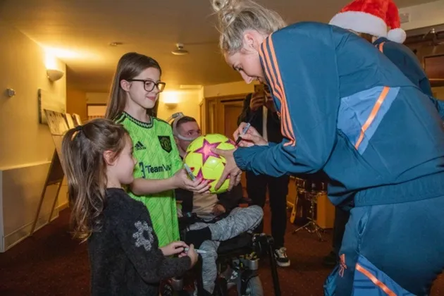 Marcus Rashford wraps presents and Bruno Fernandes fills Christmas gift bags for Man Utd fans in local hospitals - Bóng Đá