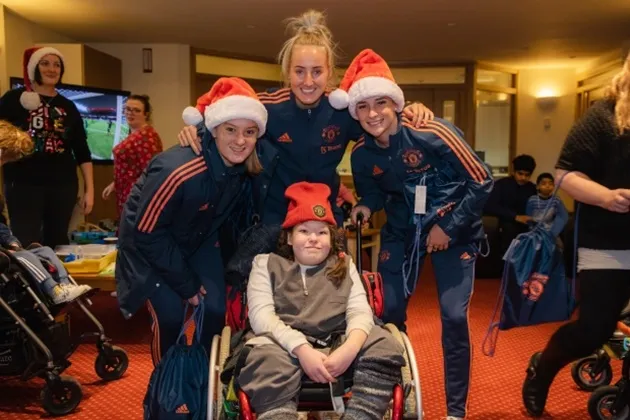 Marcus Rashford wraps presents and Bruno Fernandes fills Christmas gift bags for Man Utd fans in local hospitals - Bóng Đá