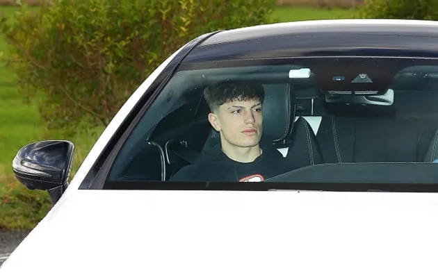 Antony was seen arriving for Manchester United training on Monday - Bóng Đá