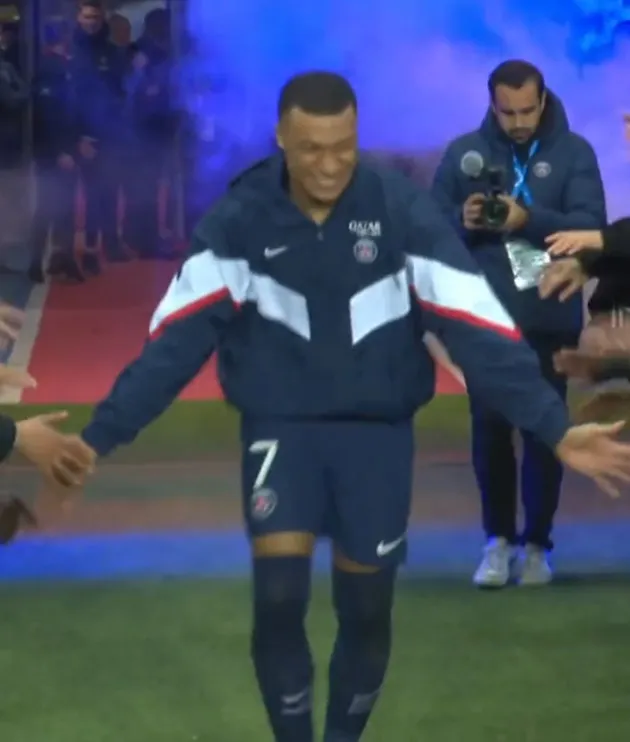 Mbappe được PSG tri ân - Bóng Đá