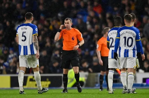 Brighton vs Crystal Palace SUSPENDED as floodlights go out at Amex - Bóng Đá