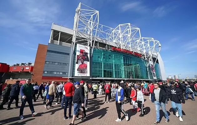 Gary Neville blames the Glazers for Old Trafford Euro 2028 snub, describing it as an 'all-time low' - Bóng Đá