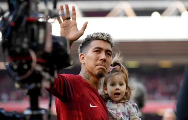 Roberto Firmino uses Liverpool team bus to take wife Larissa - Bóng Đá