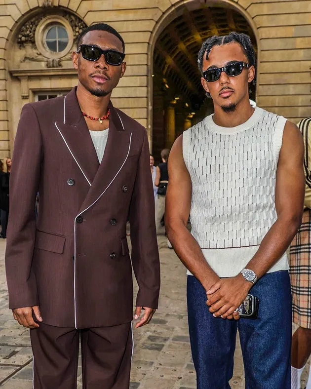 Bellingham, Rashford and Alexander-Arnold dress to impress at Paris Fashion Week as England stars jet off on holiday - Bóng Đá