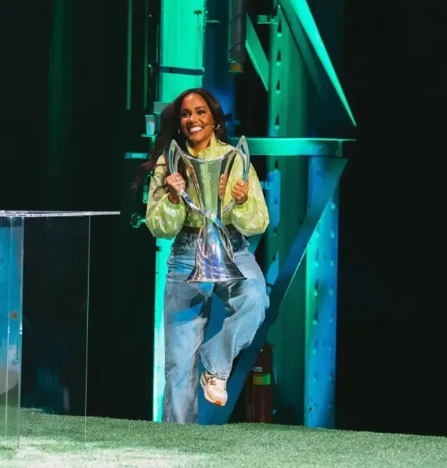 Alex Scott looks stunning as she bares midriff at EA Sports event alongside Ronaldinho, Figo and Haaland - Bóng Đá