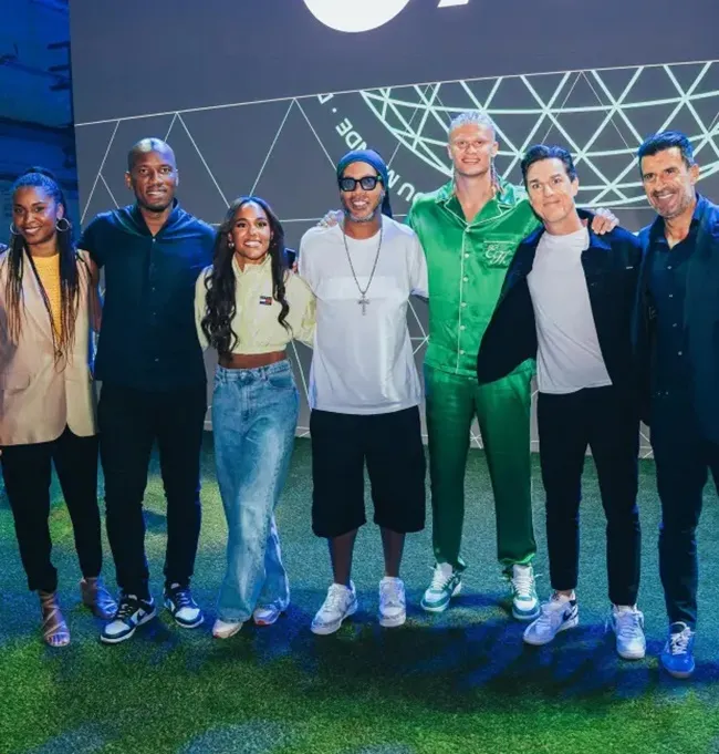 Alex Scott looks stunning as she bares midriff at EA Sports event alongside Ronaldinho, Figo and Haaland - Bóng Đá