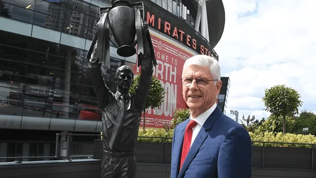 Arsene Wenger's emotional reaction to seeing his statue outside of Arsenal's stadium - Bóng Đá