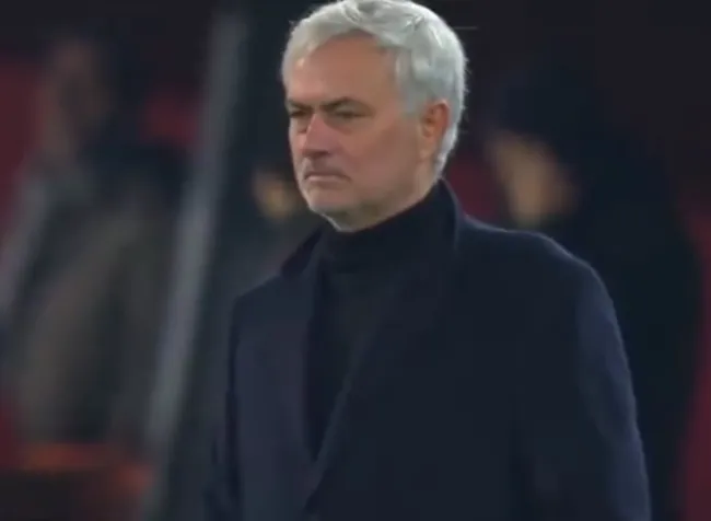 Mourinho quyết định lạ lùng, học trò ngớ người - Bóng Đá