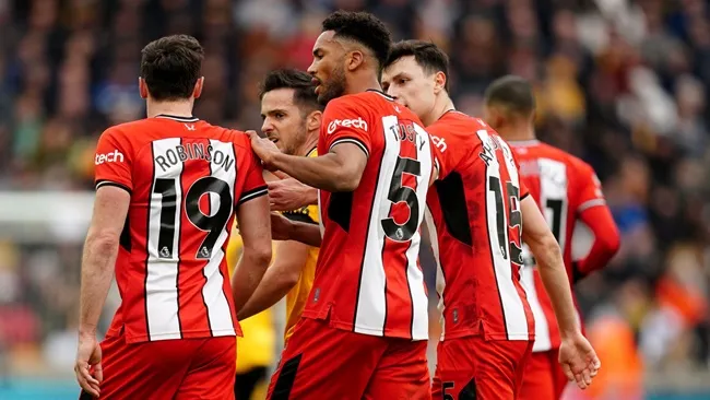 Sheffield United's teammates Vinicius Souza and Jack Robinson fought  - Bóng Đá