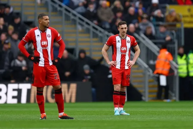 Sheffield United's teammates Vinicius Souza and Jack Robinson fought  - Bóng Đá