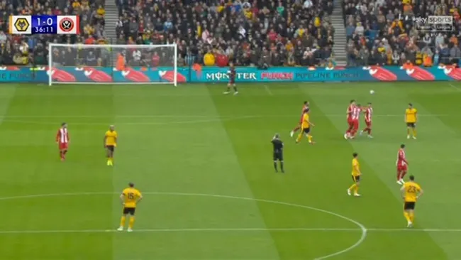 Sheffield United's teammates Vinicius Souza and Jack Robinson fought  - Bóng Đá