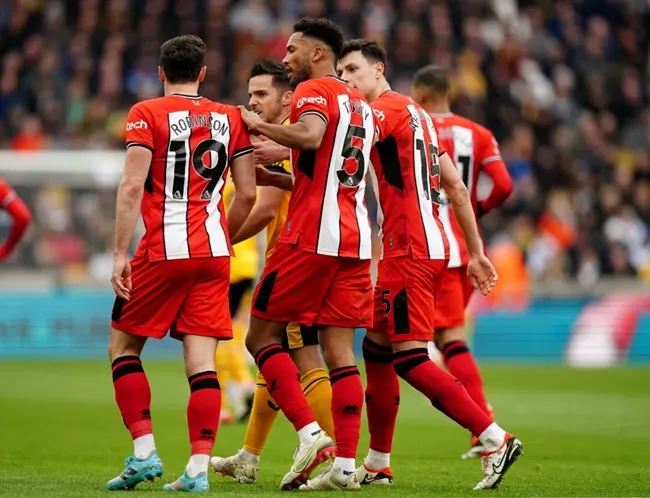 Sheffield United's teammates Vinicius Souza and Jack Robinson fought  - Bóng Đá