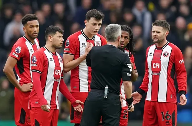 Sheffield United's teammates Vinicius Souza and Jack Robinson fought  - Bóng Đá