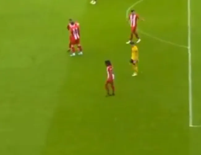 Sheffield United's teammates Vinicius Souza and Jack Robinson fought  - Bóng Đá