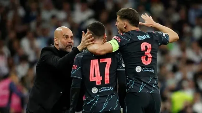 Antonio Rudiger appearing to PINCH Jack Grealish during Man City thriller - Bóng Đá