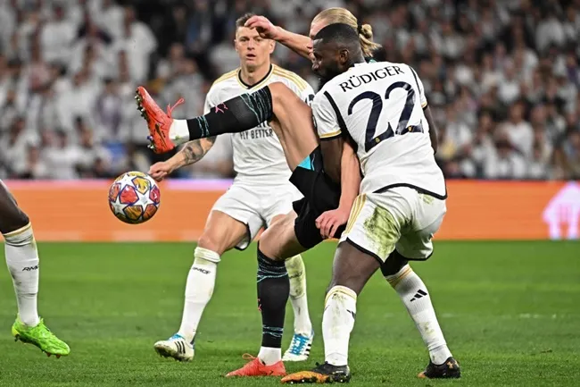 Antonio Rudiger appearing to PINCH Jack Grealish during Man City thriller - Bóng Đá