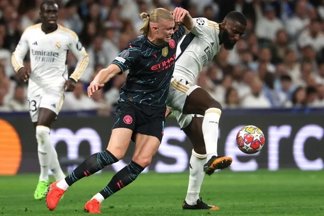 Antonio Rudiger appearing to PINCH Jack Grealish during Man City thriller - Bóng Đá