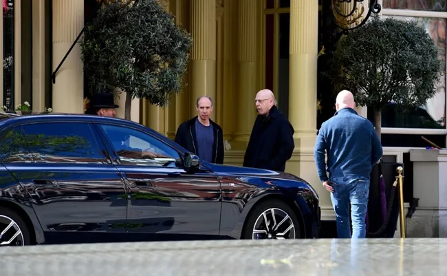 Avram Glazer meets controversial ex-chief Ed Woodward in London - Bóng Đá