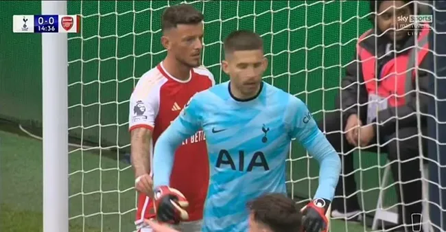 Ben White caught undoing the gloves of Spurs goalkeeper Guglielmo Vicario just seconds before the Gunners go ahead - Bóng Đá