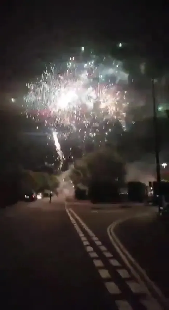 Arsenal fans set off fireworks outside ‘Man City hotel’ at 2am before Tottenham game - Bóng Đá