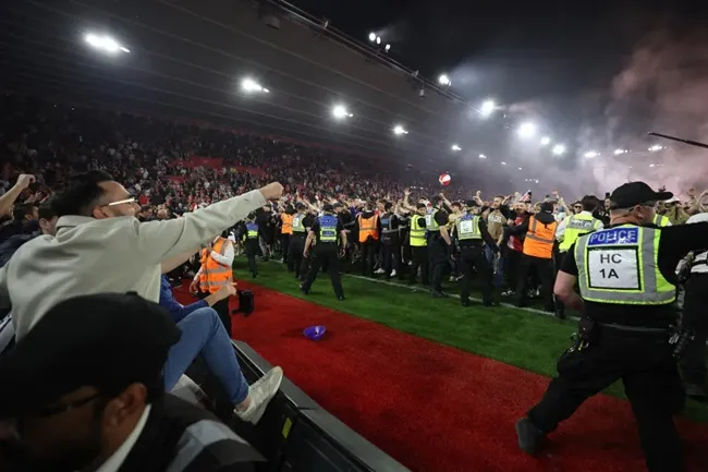 Major security breach at Southampton as West Brom stars swarmed by pitch invaders and flare thrown into away end - Bóng Đá