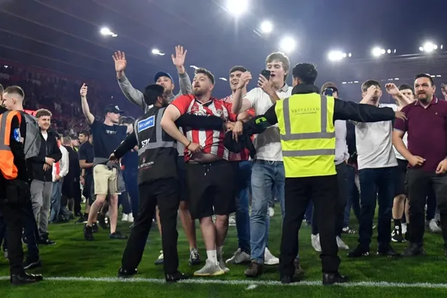 Major security breach at Southampton as West Brom stars swarmed by pitch invaders and flare thrown into away end - Bóng Đá