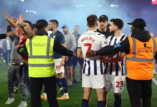 Major security breach at Southampton as West Brom stars swarmed by pitch invaders and flare thrown into away end - Bóng Đá