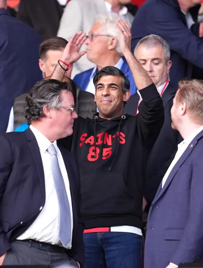 Major security breach at Southampton as West Brom stars swarmed by pitch invaders and flare thrown into away end - Bóng Đá