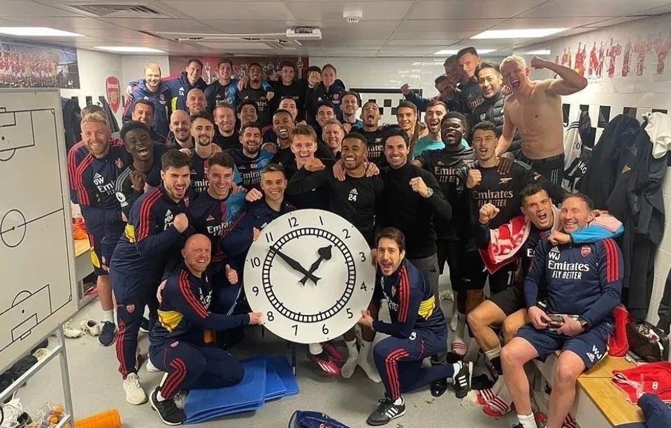 Màn ăn mừng lạ của Arsenal sau trận thắng Fulham - Bóng Đá