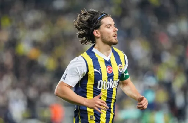 According to reputable journalist Sacha Tavolieri, sources close to Ferdi Kadıoğlu have confirmed that the Turkish defender is close to joining Arsenal - Bóng Đá