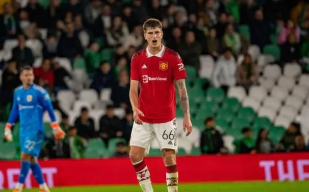 Man United đón viện binh Rhys Bennett - Bóng Đá