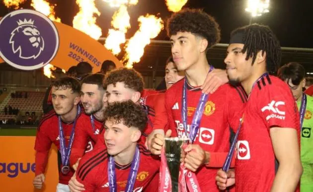 ‘Look at the size of him’… MUTV pundit blown away by Man Utd teenager, says he’s ‘got everything’ - Ethan Wheatley   - Bóng Đá