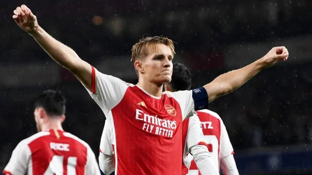 Martin Odegaard là nạn nhân trong sự chuyển dịch phòng ngự của Arsenal - Bóng Đá