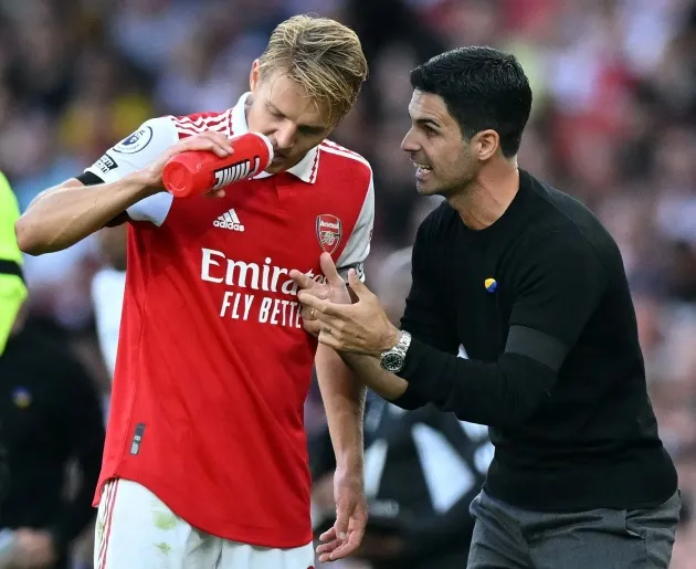 Martin Odegaard là nạn nhân trong sự chuyển dịch phòng ngự của Arsenal - Bóng Đá