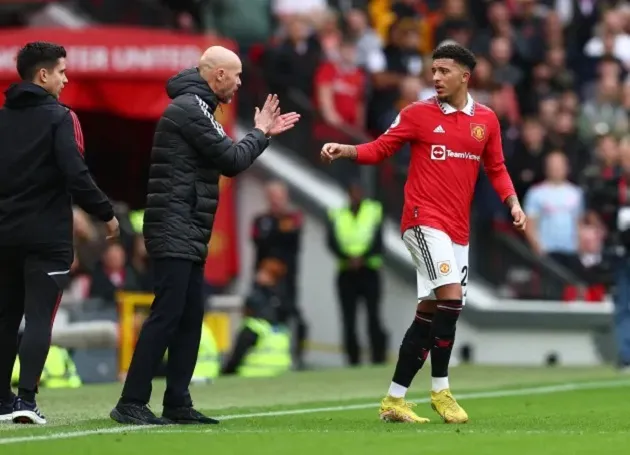  Jadon Sancho hides from the cameras with his hood up in the car as he returns to Manchester United training  - Bóng Đá