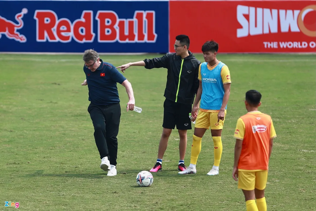 HLV Troussier tái hiện pha húc đầu của Zidane - Bóng Đá