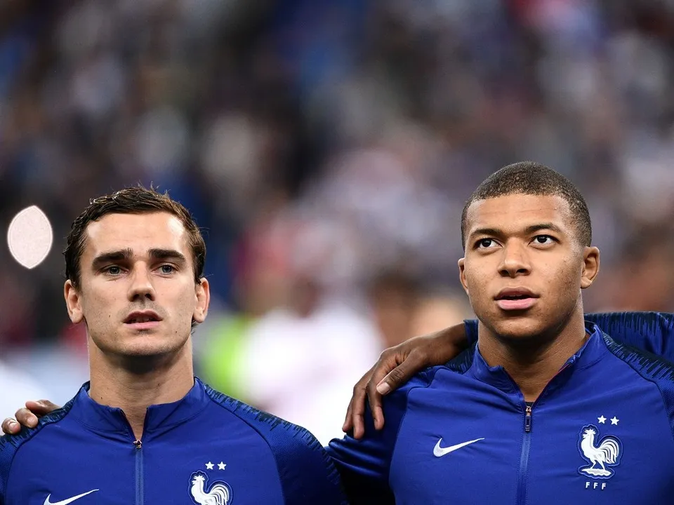 Mbappe gặp Griezmann để nói về tấm băng đội trưởng - Bóng Đá