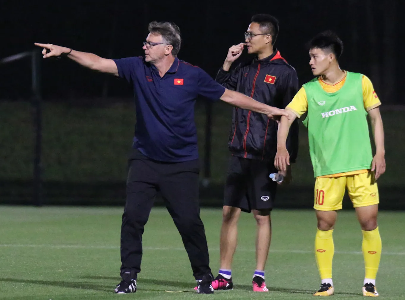 HLV Philippe Troussier 'chỉnh' cầu thủ U23 Việt Nam trước trận gặp UAE - Bóng Đá