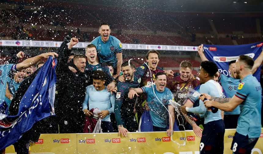 Nước mắt trong ngày Burnley thăng hạng Premier League - Bóng Đá