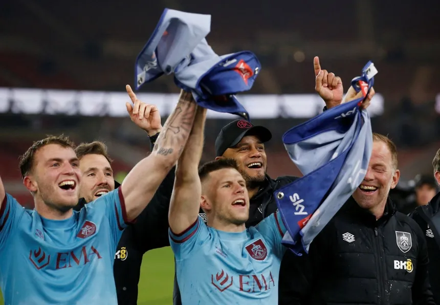 Nước mắt trong ngày Burnley thăng hạng Premier League - Bóng Đá