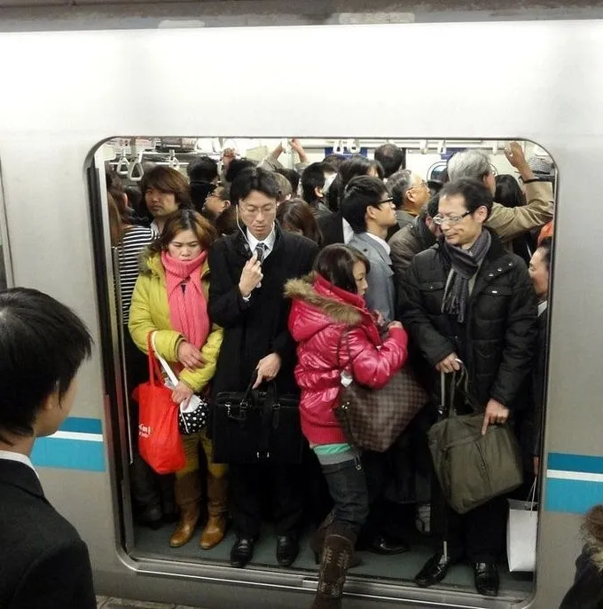 tokyo-subway-pushers-4-min